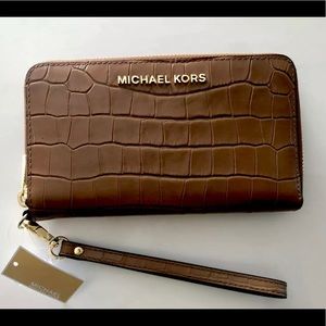 🌷 Michael Kors Brown Cell Phone Wristlet Wallet